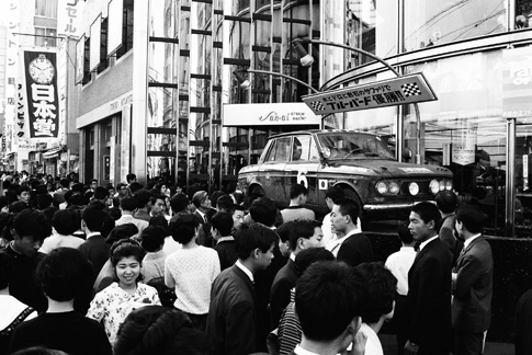 6号車（クラス優勝車両）展示風景 銀座・三愛 日産ギャラリー前