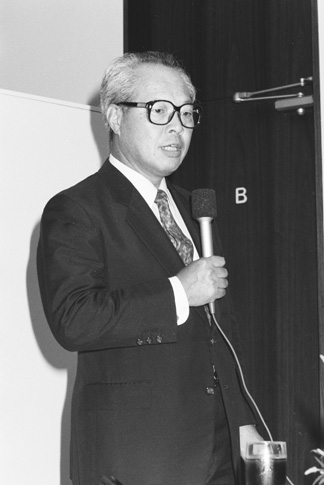 記者会見（初代社長 故・難波靖治）