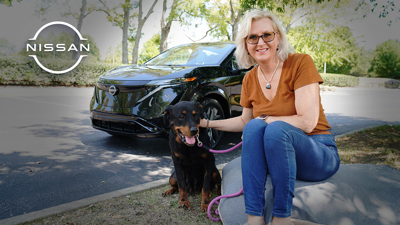 愛車「日産アリア」とともに保護犬のボランティア活動に取り組む従業員のストーリー