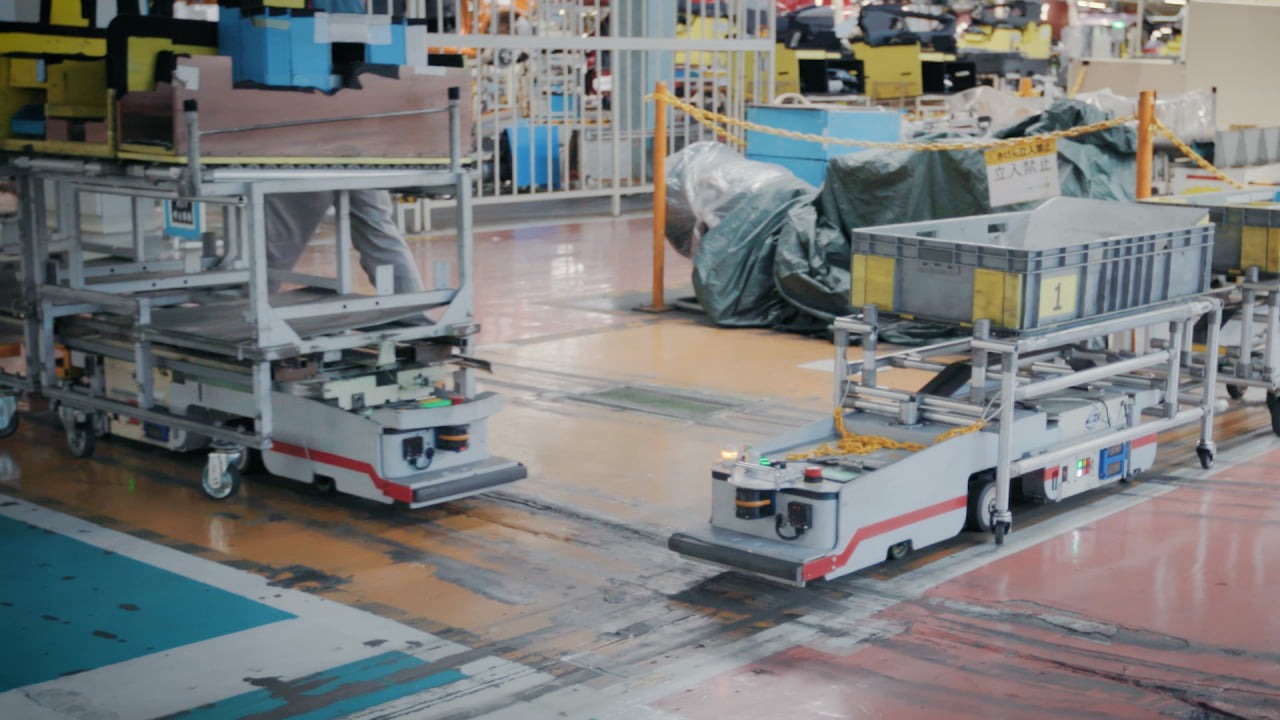 日産の工場内で稼働するAGV