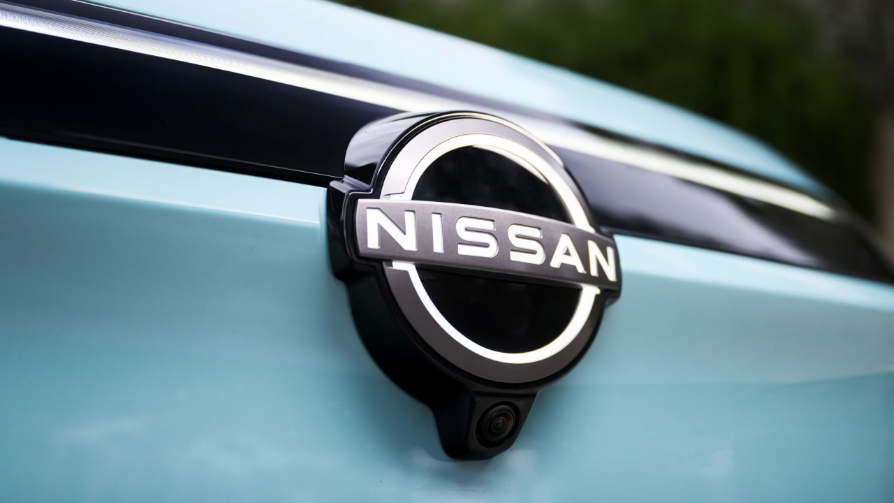 日産バッジ