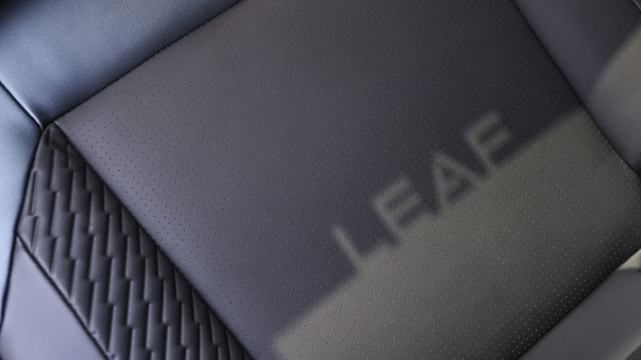 座席に映る LEAF ロゴの影