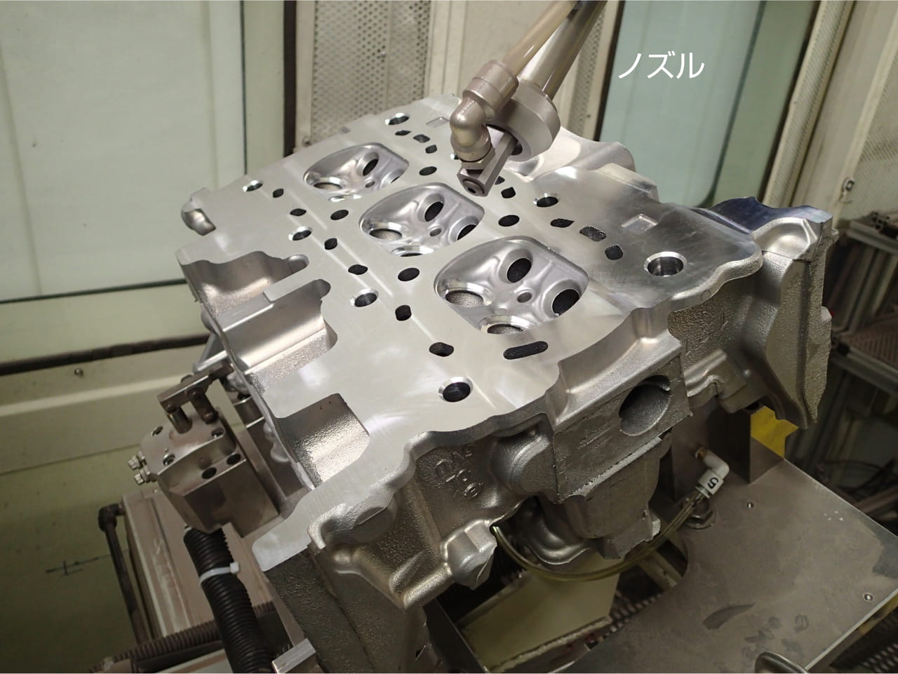 超硬ノズルでZR15DDTeエンジンにコールドスプレー加工を施している様子